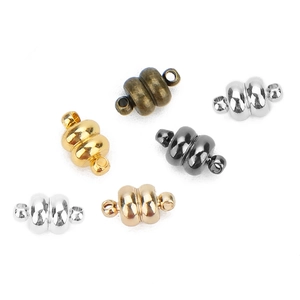 Nahaufnahme bunter Magnetverschlüsse für Schmuck in Gold Silber und Bronze plattiert