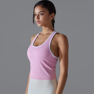 Détail du débardeur de sport rose côtelé avec bordure blanche contrastée et dos en U