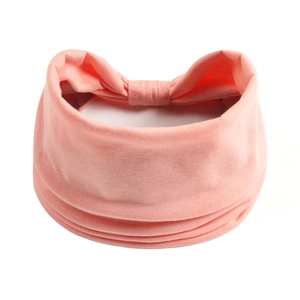 Vista dettagliata della fascia elastica rosa per yoga con design a nodo intrecciato