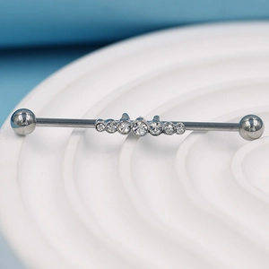 Vue macro d'un piercing industriel avec sept pierres de zircone cubique dégradées