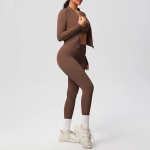 Dettaglio del set da yoga marrone con giacca, reggiseno sportivo e leggings a vita alta