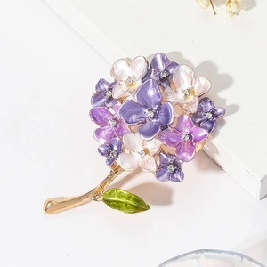 Élégante broche fleur d'hortensia avec pétales en émail et diamants scintillants