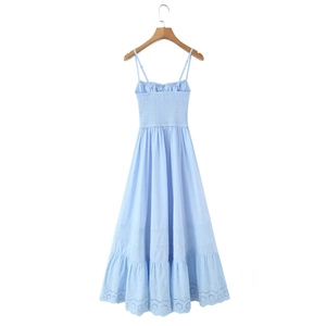 Détail de la robe longue en coton bleu clair avec broderie anglaise et jupe à volants