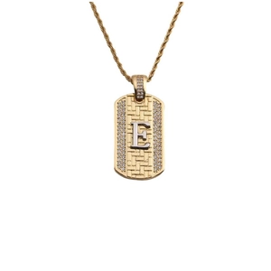 Détail du pendentif doré avec lettre E en argent et sertissage de zircons brillants