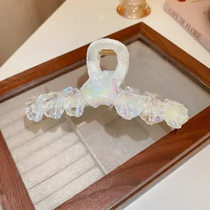 Pince à cheveux fleur de nacre irisante avec tissu crème pour des coiffures élégantes