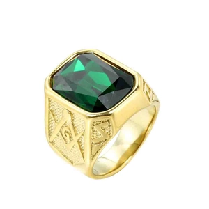 Anello massonico da uomo in acciaio al titanio dorato con gemma verde rettangolare, vista 45°