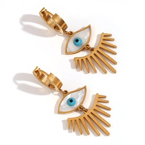 Boucles d'oreilles œil porte-bonheur en acier doré avec nacre blanche et cils