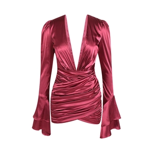 Abito corto in raso bordeaux con scollo a V, maniche a campana e design arricciato slim