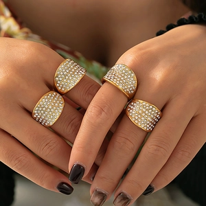 Elegantes anillos de acero inoxidable bañados en oro 18k con pavé completo de circonitas
