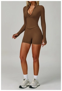 Ensemble de yoga 3 pièces avec veste zippée, brassière et short en marron foncé