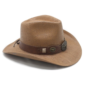 Detail eines gewebten Stroh-Cowboyhuts mit Lederband und metallener Hornschnalle