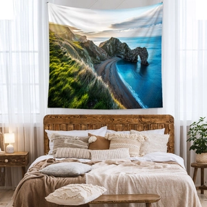Vue détaillée d'une grande tapisserie nature avec falaises côtières au-dessus d'un lit