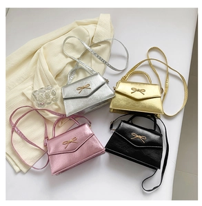 Mini sacs carrés avec finition métallique et détails de nœuds tissés en quatre coloris