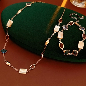 Ensemble vintage collier et bracelet dorés sertis de pierres nacrées blanches et colorées