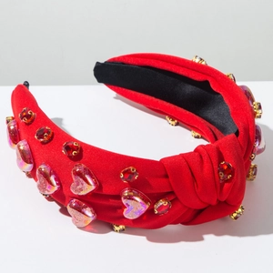 Detalle de diadema roja anudada con corazones de strass para el día de San Valentín