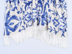 Gros plan sur un tissu tie-dye bleu et blanc avec de longues franges sur l'ourlet