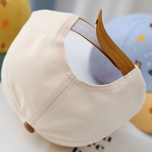 Vue arrière casquette enfant en coton crème avec sangle réglable et fermeture velcro