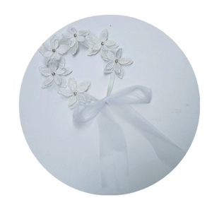 Fascia per neonata in pizzo bianco con strass centrali ed elegante fiocco in tulle