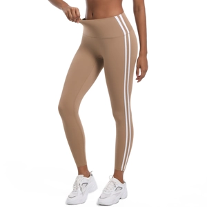 Gros plan du legging de yoga taille haute montrant la ceinture et les bandes latérales