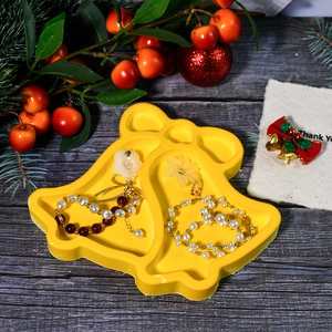 Detail der glockenförmigen Silikonform mit festlichem Schmuck und Weihnachtsdeko