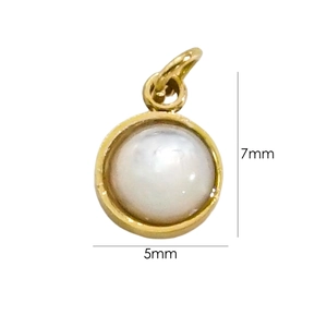 Gros plan d'un pendentif perle 5x7mm avec base dorée montrant les dimensions précises