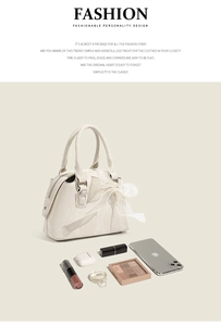 Sac Boston crème chic avec nœud en dentelle présenté avec des accessoires de mode