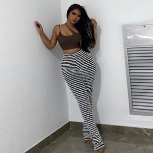Texture détaillée du pantalon en maille rayé noir et blanc à taille haute et coupe ajustée