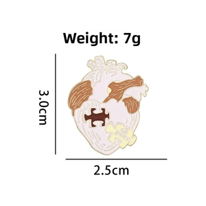 Detailed dimensions of a heart-shaped enamel brooch with 3.0cm height and 7g weight
