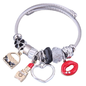 Silbernes Bettelarmband mit rotem Lippenstift, Tasche und Herzanhängern für Damen