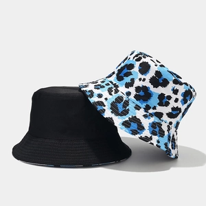 Dettaglio del cappello a secchiello reversibile con stampa leopardata e tela nera