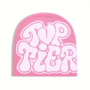 Dettaglio ravvicinato del berretto in maglia rosa con scritta graffiti TOP TIER