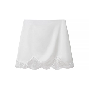 Détail de l'ourlet de la jupe en satin blanc avec dentelle délicate et texture soyeuse