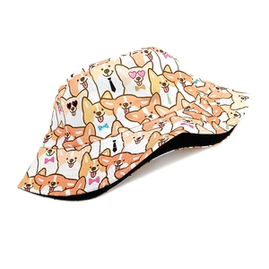 Détail d'un bob réversible avec imprimé corgi mignon sur fond de tissu blanc doux
