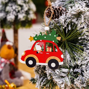 Detailansicht eines hölzernen roten Auto-Weihnachtsschmucks an einem verschneiten Zweig.