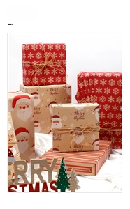 Détails de cadeaux de Noël emballés dans du papier kraft avec motifs flocons et Père Noël