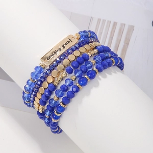 Détail de la plaque Amazing Grace sur bracelet multicouche à perles bleu foncé
