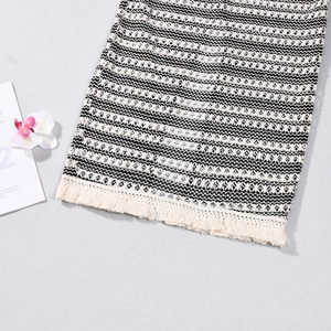 Gros plan détaillé sur la texture crochet bohème et les franges élégantes de l'ourlet