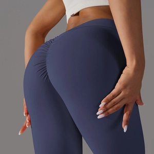 Gros plan sur le legging de yoga bleu foncé avec effet scrunch butt et taille haute