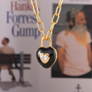 Collier chaîne trombone dorée avec pendentif cœur émail noir et incrustation zircon