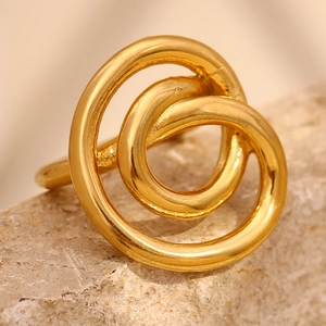 Macro d'une bague nouée plaquée or 18 carats sur pierre montrant la texture polie