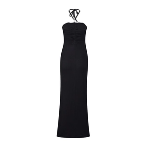 Détail de la robe noire dos nu avec buste froncé et coupe ajustée élégante