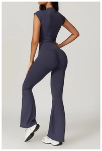 Dettaglio del top da yoga grigio scuro e leggings svasati a vita alta per il fitness