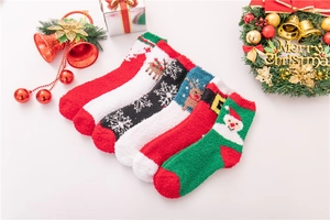 Detailansicht von fünf festlichen Weihnachtssocken aus Korallenvlies mit Rentier-Motiven