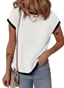Détail du t-shirt blanc en maille côtelée avec bordure contrastée noire et poche