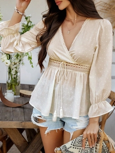 Détail du chemisier en mousseline beige à col en V avec taille en dentelle et cordon de serrage