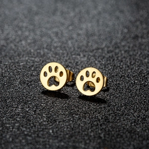 Goldene hohle Tierpfoten-Ohrstecker aus Edelstahl im minimalistischen Design