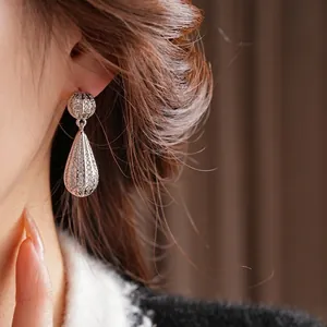 Elegante 18k vergulde vintage waterdruppel oorbellen met micro-pave zirkonia