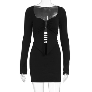 Detail der Metall-Rechteckschnalle und des Cut-out-Designs am schwarzen Langarmkleid