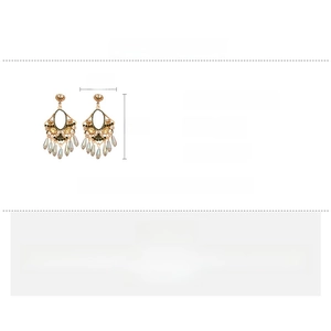 Detailed view of bohemian tassel earrings with dimensions showing 6cm length and 11.5g weight