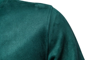 Détail de la couture d'épaule sur un blouson homme en daim vert foncé